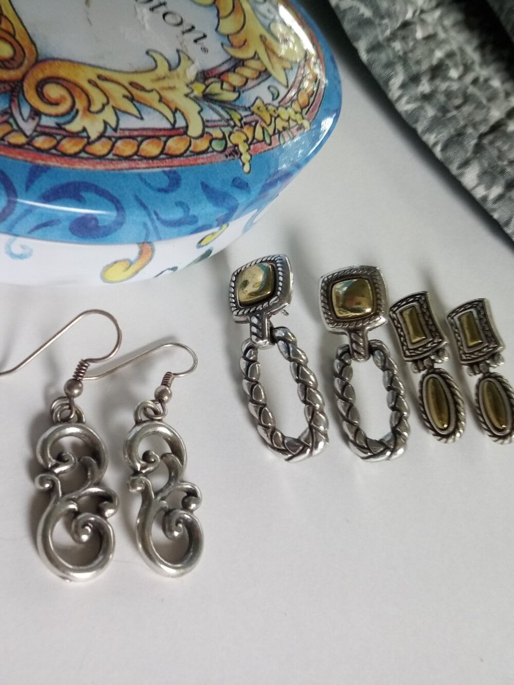 Brighton lot of 3 pairs of two tone earrings in tin - Picture 2 of 10